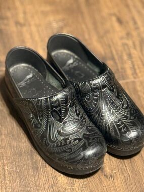 Dansko Leather Gray Black Metallic Floral Paisley Tooled Slip On Clogs. SZ 37